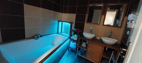 Romantic Double Room, Ensuite, Park View (La Romantique) | Bathroom | Hair dryer, bathrobes, towels, soap