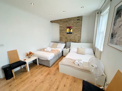 3 bedrooms, desk, free WiFi, bed sheets
