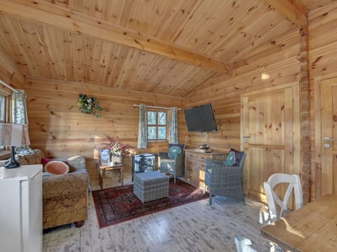 Furniture, Wood, Interior Design, Ceiling, Room, Flooring, Home, Floor, Cottage, Lighting