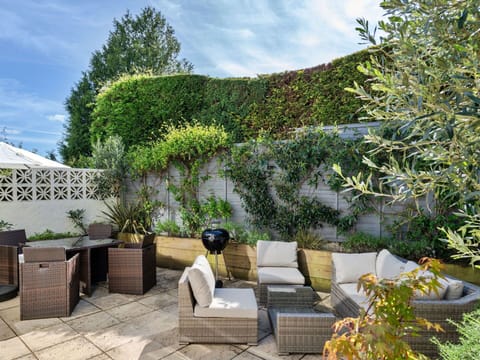 Shrub, Garden, Outdoor Furniture, Furniture, Flowerpot, Land Lot, Chair, Groundcover, Shade