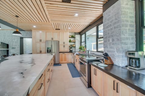 House (5 Bedrooms) | Interior