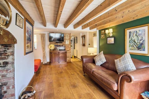 Romney Cottage, Corpusty - Host & Stay