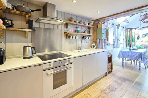 Romney Cottage, Corpusty - Host & Stay