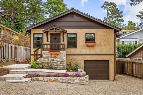 Welcome to "Pine & Pebble"!  Walk to Restaurants and Beaches