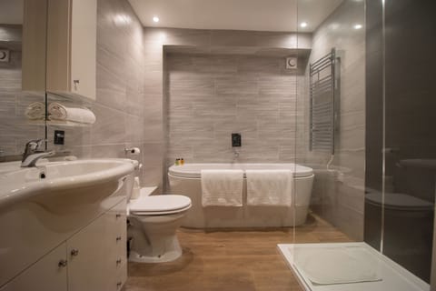Double Room (Super King Sherwood Suite) | Bathroom | Hair dryer, bathrobes, towels