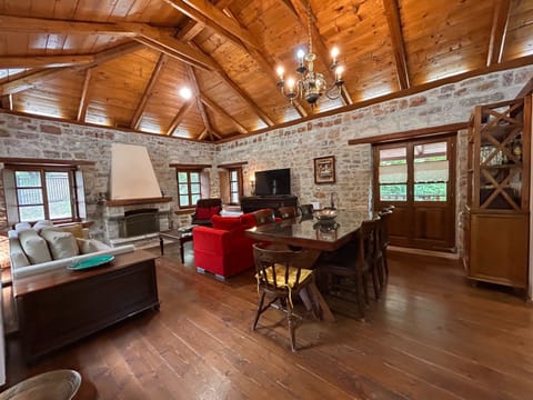 House | 2 bedrooms, desk