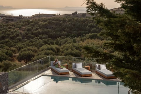 Outdoor pool, free cabanas, pool umbrellas