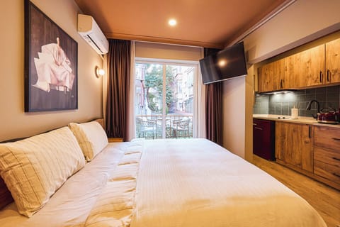 Superior Double Room, Balcony | Individually decorated, individually furnished, desk, laptop workspace