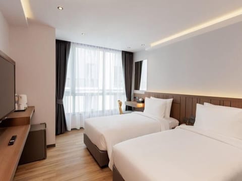 Deluxe Twin Room, Garden View | Desk, blackout drapes, soundproofing, iron/ironing board