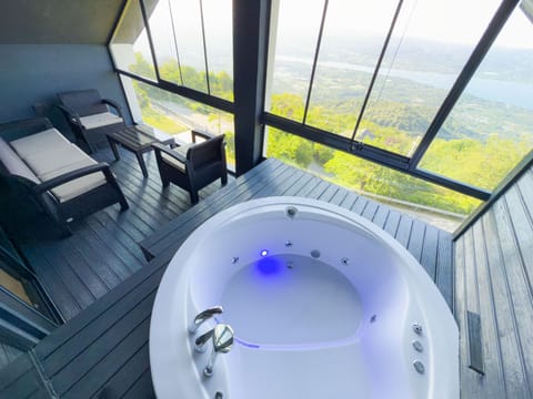 Luxury Villa, Lake View | Jetted tub