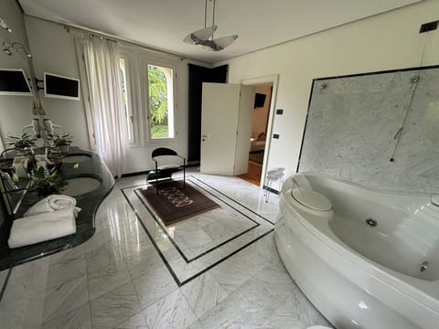 Junior Suite, Park View | Bathroom | Free toiletries, hair dryer, bathrobes, slippers