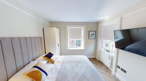 This bright open-plan studio features a comfortable double bed, a sofa bed, Smart TV with Netflix, a private kitchenette, and a breakfast bar—all with fresh bedding and towels provided for every guest.
