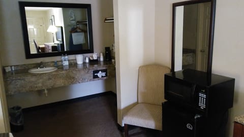 Combined shower/tub, deep soaking tub, eco-friendly toiletries