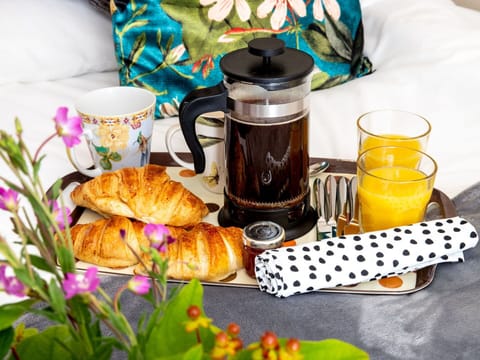 Tableware, Food, Cup, Coffee Cup, Drinkware, Serveware, Teacup, Small Appliance, Saucer