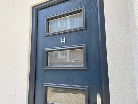 Trade worker stays Gloucester Apartment