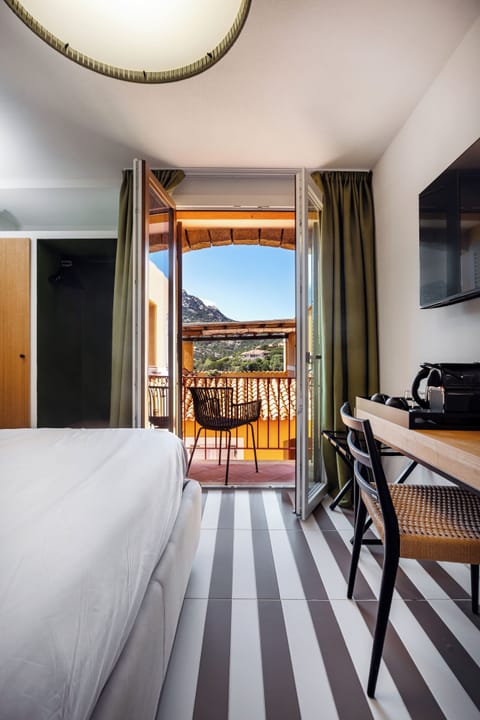 Standard Double Room, Balcony | Minibar, individually decorated, individually furnished
