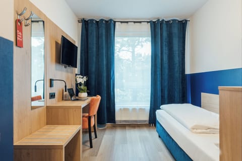 Basic Single Room | Desk, free WiFi