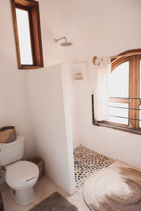 Comfort Double Room, 1 King Bed, Ocean View | Bathroom | Shower, towels, soap, shampoo