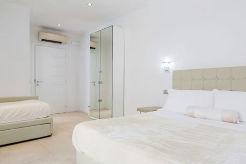 Family Room | Premium bedding, minibar, in-room safe, desk