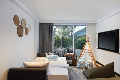 King Deluxe Family Room | Minibar, in-room safe, desk, laptop workspace