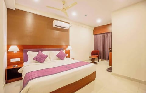 Deluxe Double Room | Living area | 80-cm flat-screen TV with cable channels