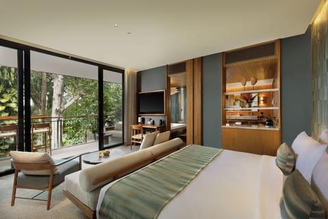 Suites | Free minibar items, in-room safe, desk, free WiFi