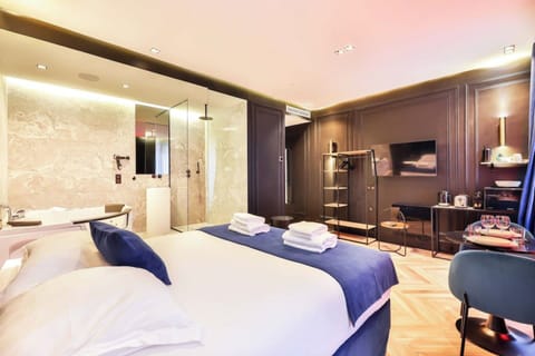 House | Iron/ironing board, bed sheets