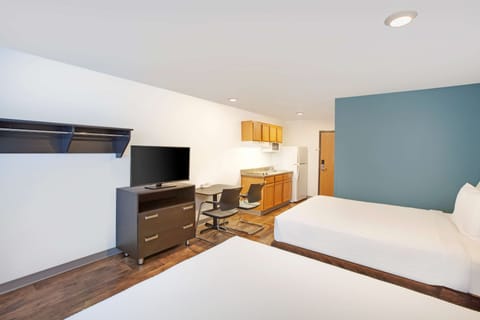 Desk, laptop workspace, iron/ironing board, free WiFi