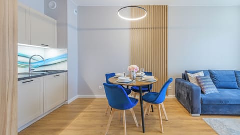 Apartament (21) | Private kitchen | Fridge, stovetop, electric kettle, cookware/dishes/utensils