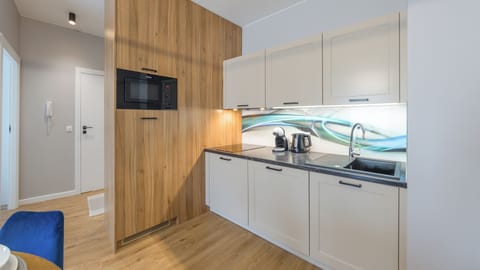 Apartament (21) | Private kitchen | Fridge, stovetop, electric kettle, cookware/dishes/utensils