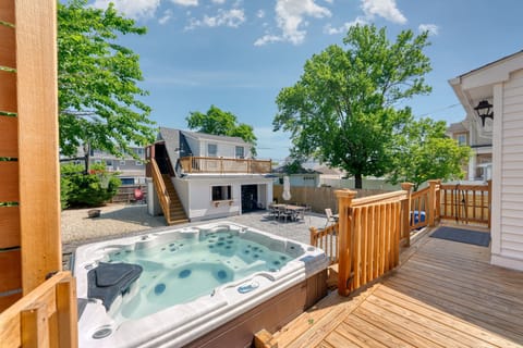 Relax in your private hot tub under the sun, your perfect group getaway starts here! 