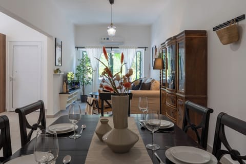 Apartment, 3 Bedrooms, Kitchen, City View | In-room dining