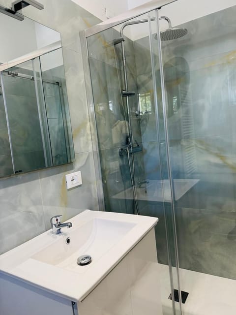 Deluxe Quadruple Room, Balcony, City View | Bathroom