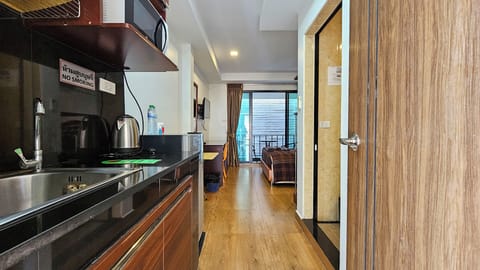 Comfort Double Room | Laptop workspace, bed sheets