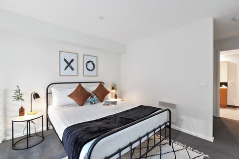 Sink into the queen bed complete with fresh linen and the ultra-comfortable mattress