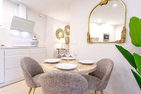 Apartment (2 Bedrooms) | In-room dining