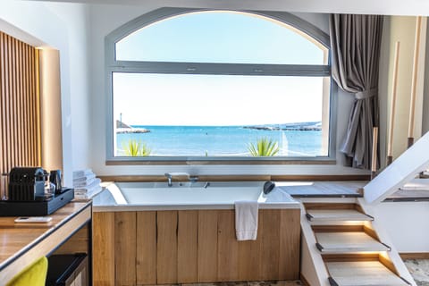 Luxury Suite, Sea View | Living area