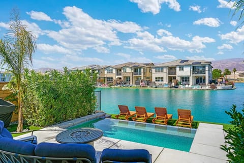 Desert Lake paradise! Heated pool, cozy sun loungers and a great view of the lake