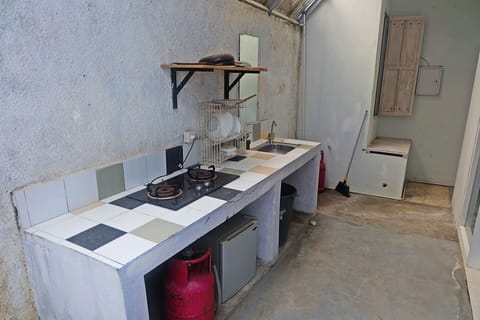 Private kitchen | Mini-fridge, microwave, stovetop, cookware/dishes/utensils