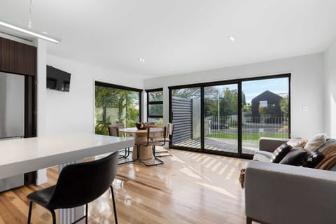 Kitchen & Dining