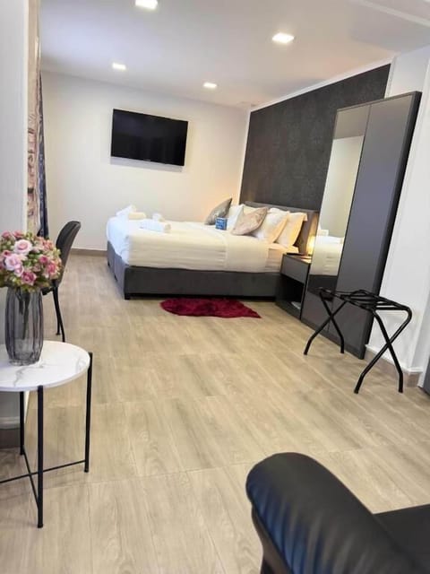 Deluxe Suite | Free minibar, in-room safe, blackout drapes, free WiFi