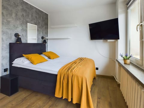 Bright living room with a comfortable bed for two people and Smart TV with cable TV.