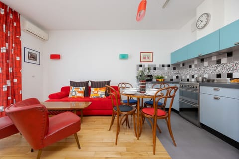Living room with a comfortable sofa, armchairs and a fully equipped kitchenette, where you will find a table with chairs and a refrigerator, hob and oven.