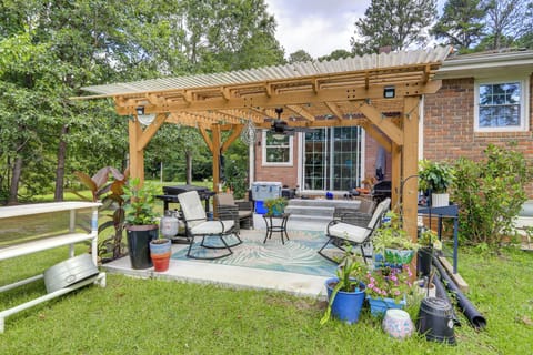 Fayetteville Vacation Rental | 2BR | 1BA | 1,100 Sq Ft | Stairs Required
