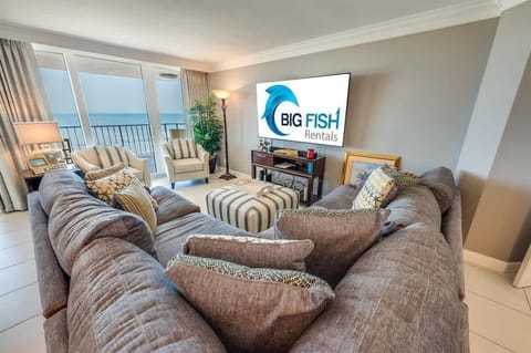Amazing Living Room with Stunning Views☀️