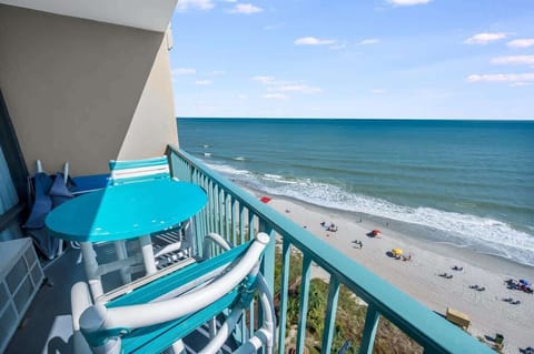 Balcony with Amazing Views of the Ocean☀️