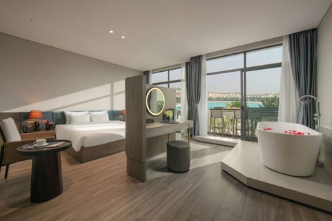 Suite | Desk, soundproofing, free WiFi