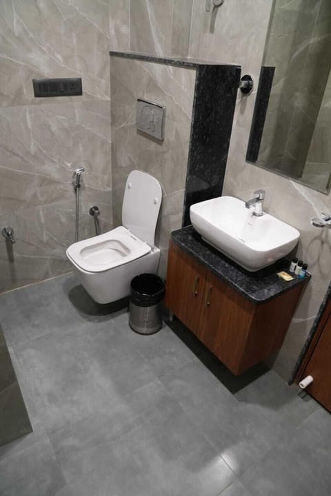 Shower, free toiletries, bathrobes, slippers