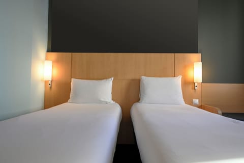 Twin Room | Desk, laptop workspace, blackout drapes, soundproofing