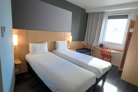 Twin Room | Desk, laptop workspace, blackout drapes, soundproofing